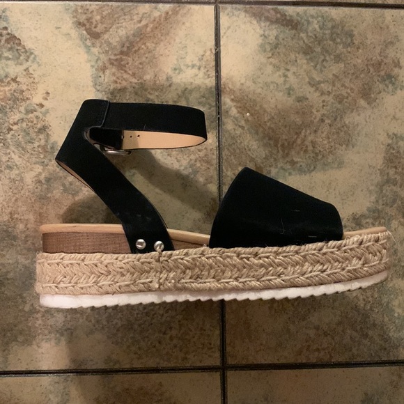 SODA Platform Sandals - Picture 4 of 9